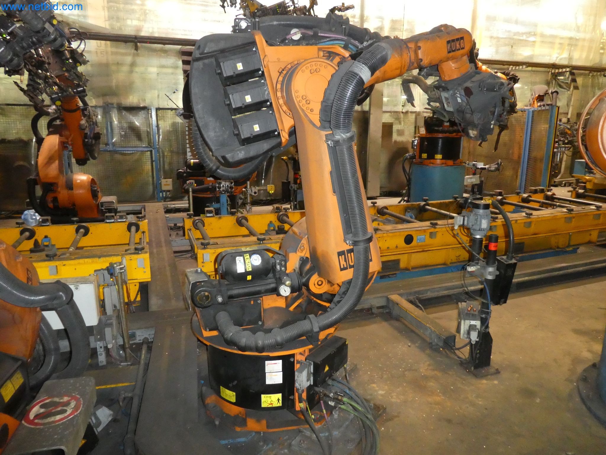 Robots, welding equipment and assembly accessories from the automotive industry-113