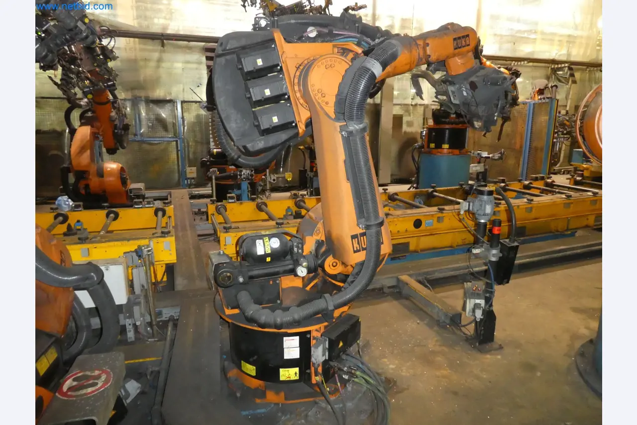 Robots, welding equipment and assembly accessories from the automotive industry-113