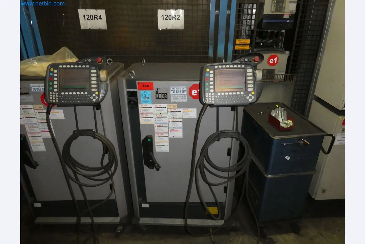 Robots, welding equipment and assembly accessories from the automotive industry-114