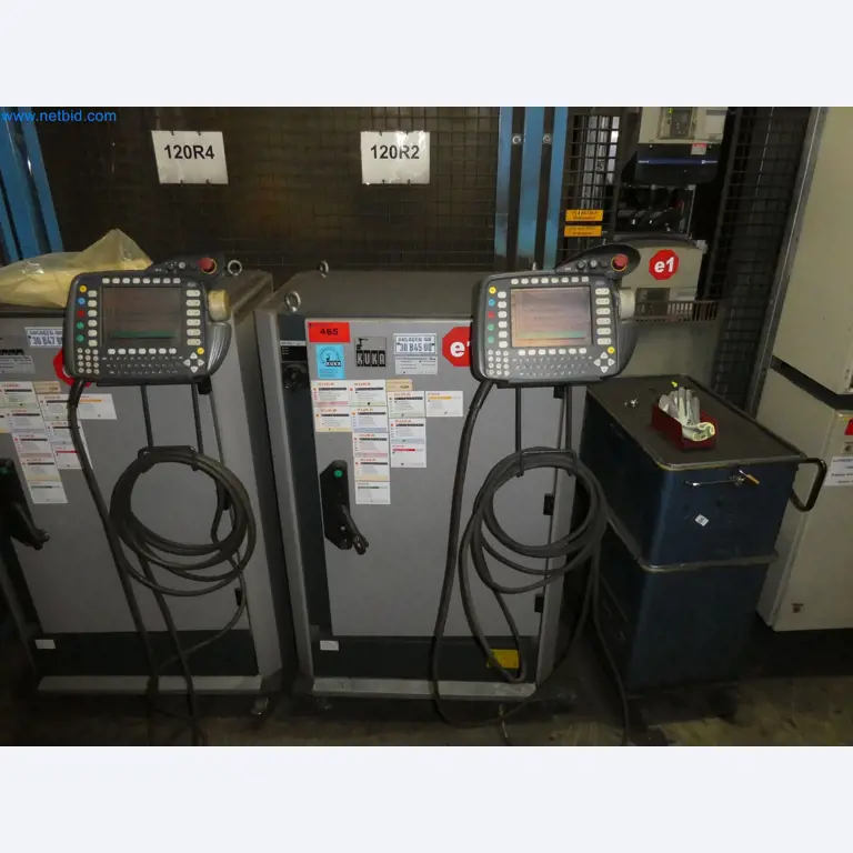 Robots, welding equipment and assembly accessories from the automotive industry-114