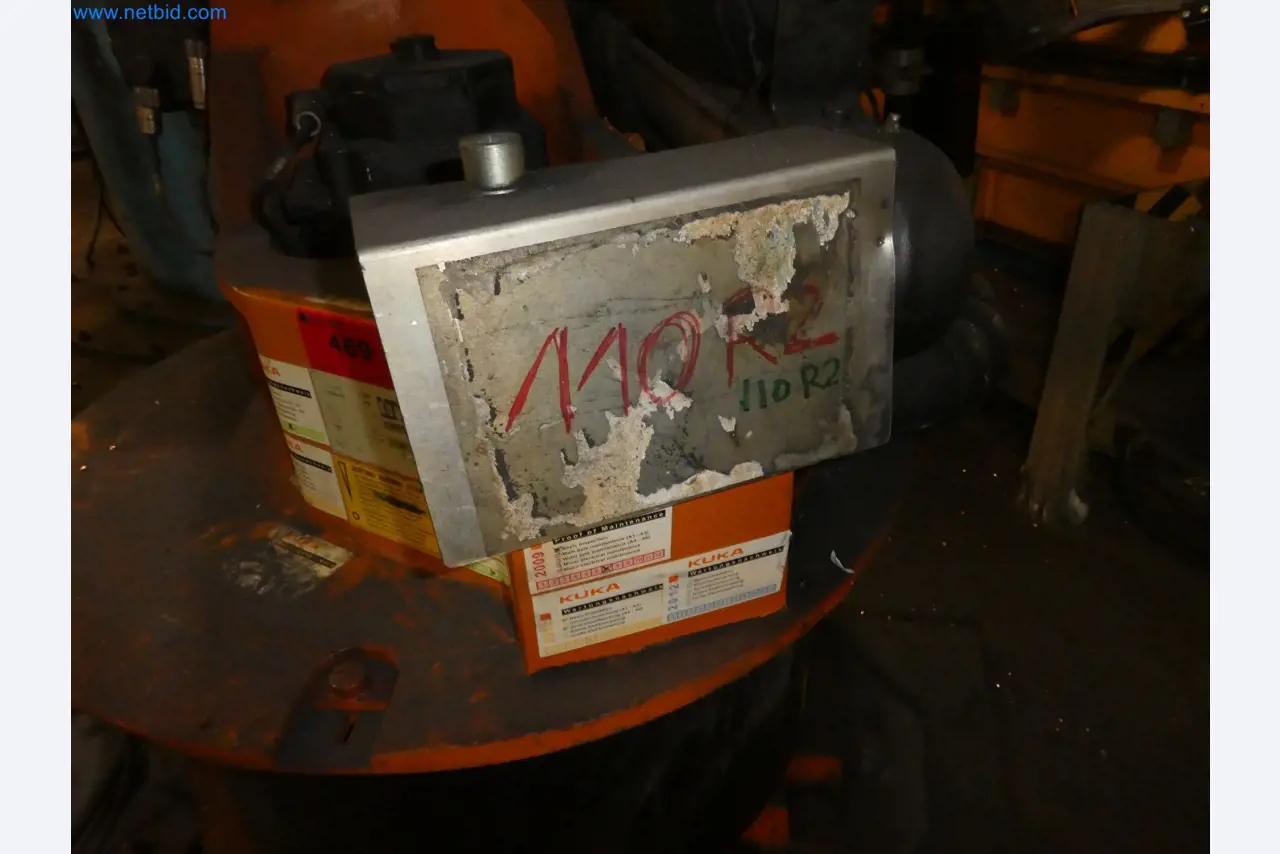 Robots, welding equipment and assembly accessories from the automotive industry-125