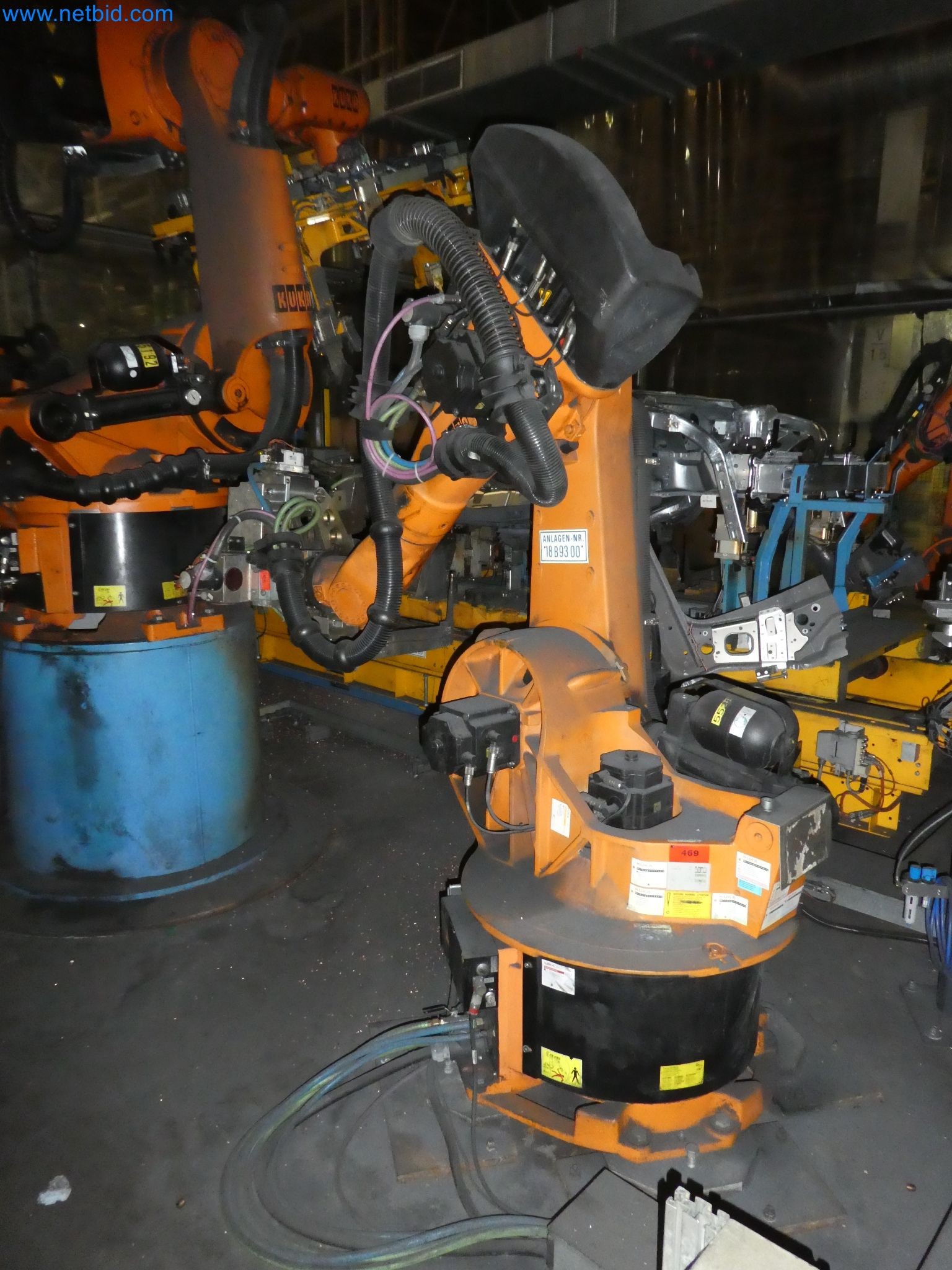 Robots, welding equipment and assembly accessories from the automotive industry-127