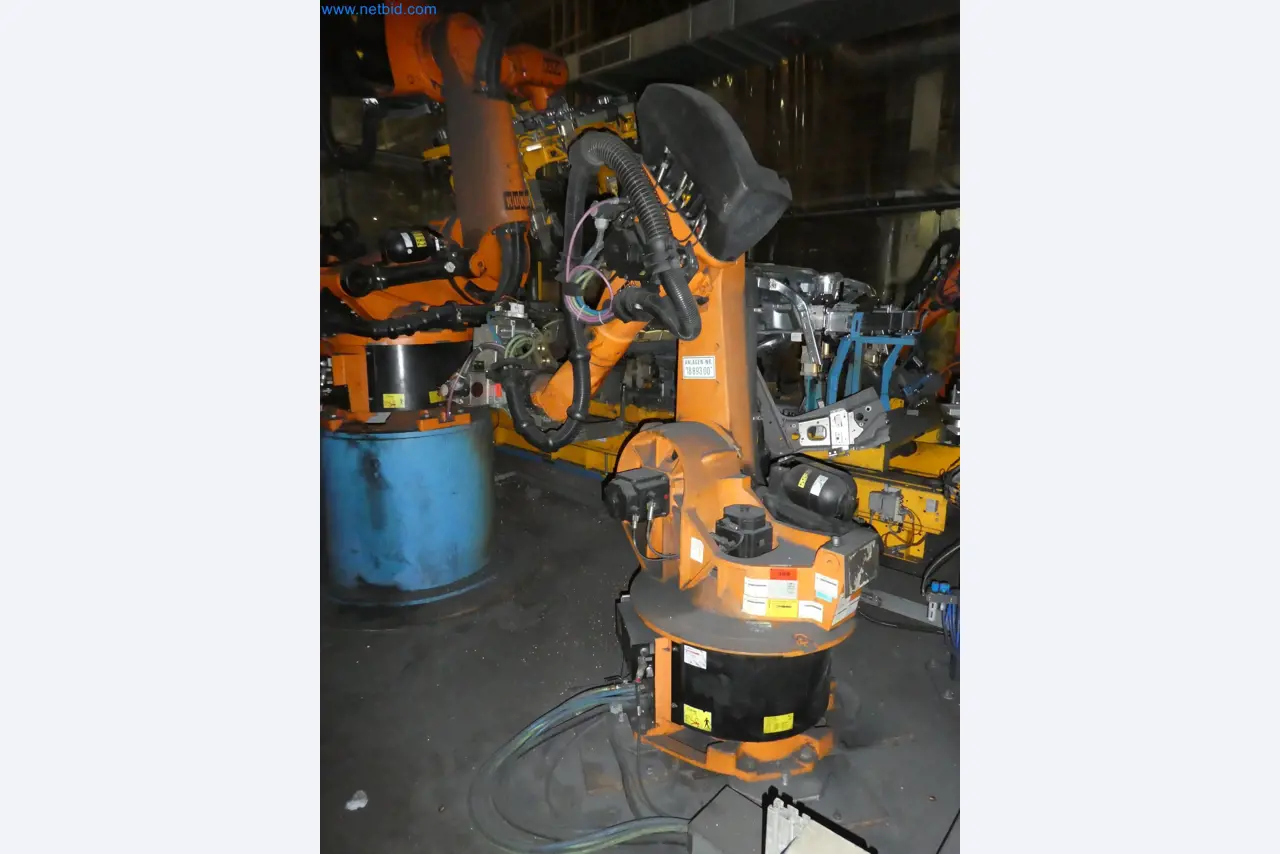 Robots, welding equipment and assembly accessories from the automotive industry-127