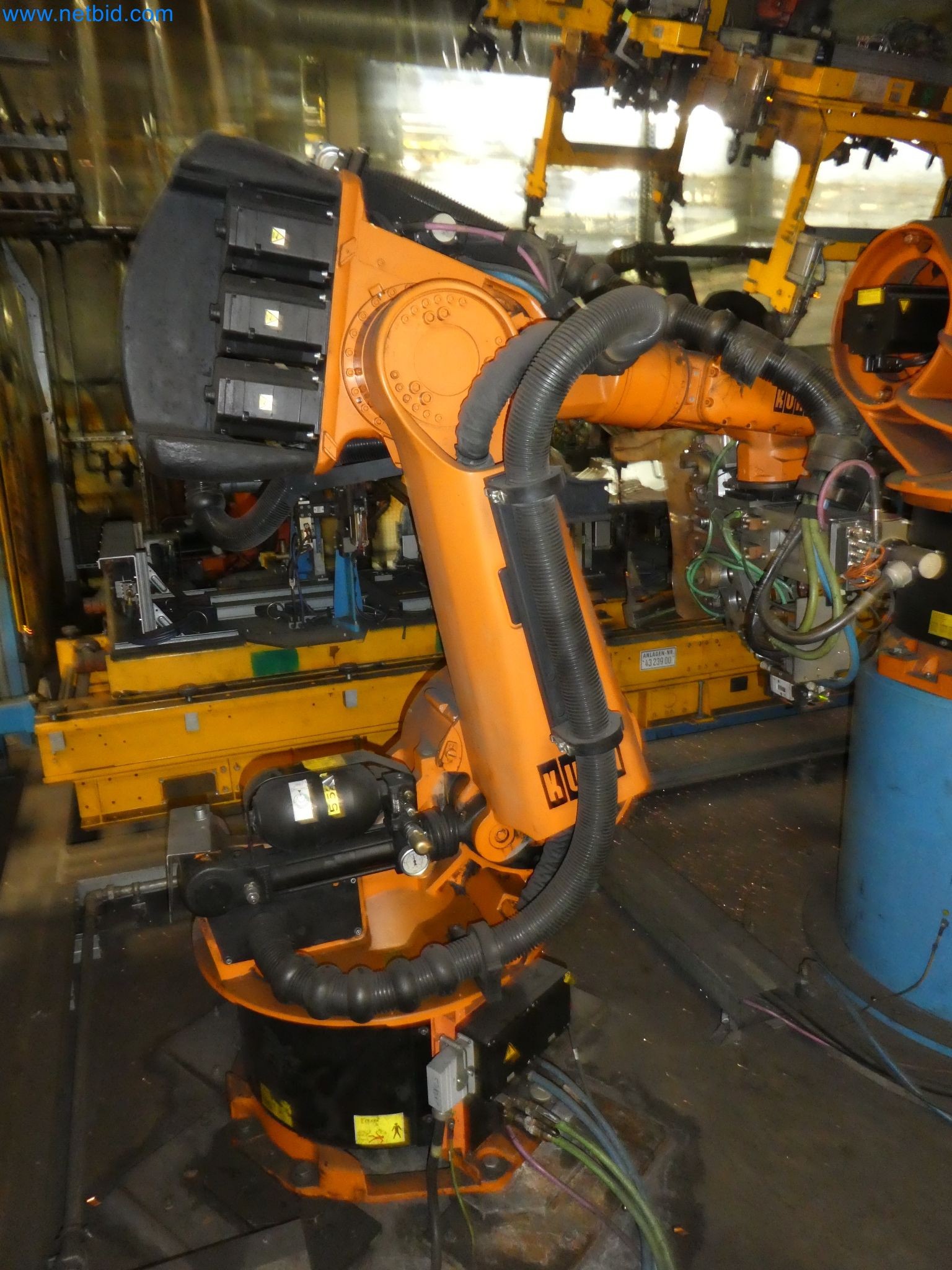 Robots, welding equipment and assembly accessories from the automotive industry-131