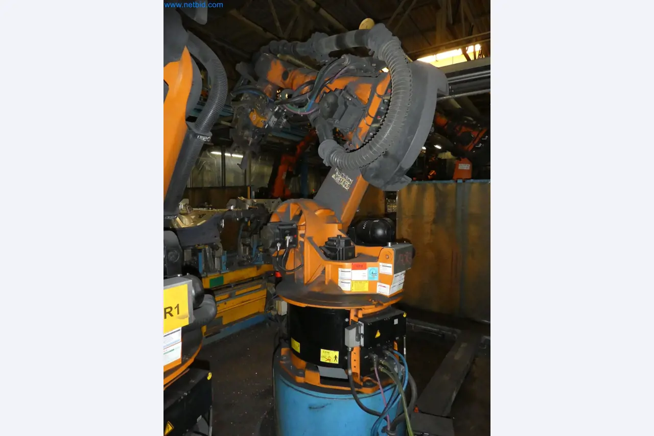 Robots, welding equipment and assembly accessories from the automotive industry-18