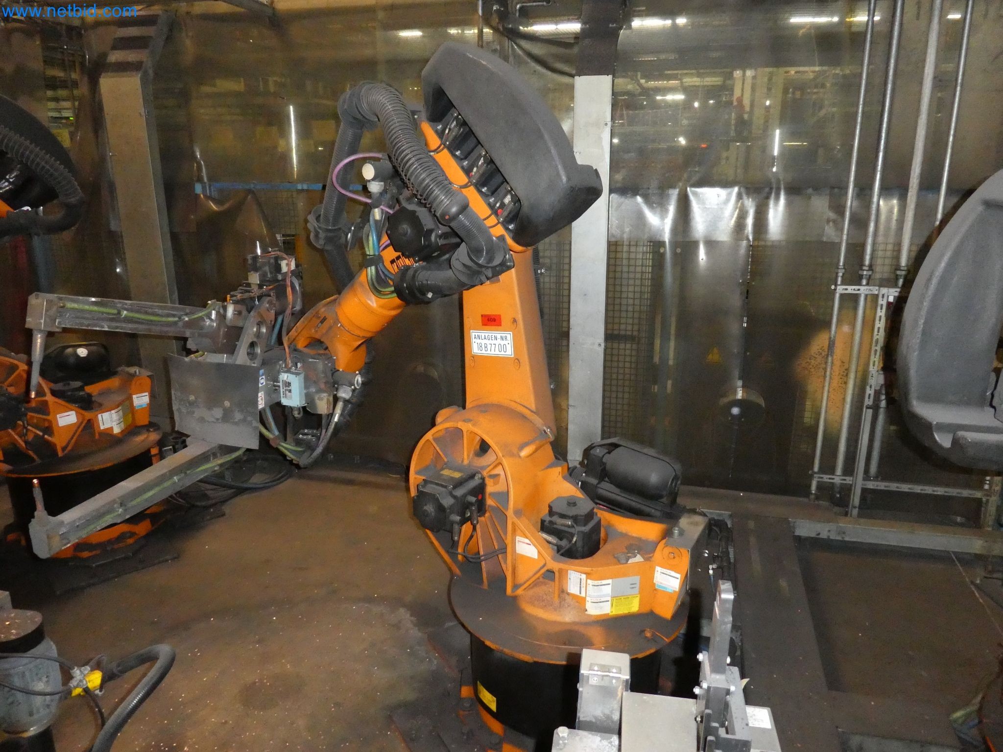 Robots, welding equipment and assembly accessories from the automotive industry-28