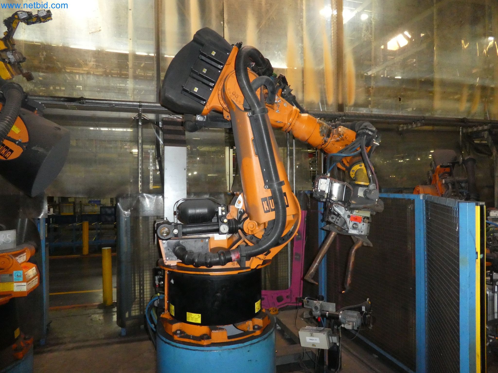 Robots, welding equipment and assembly accessories from the automotive industry-33
