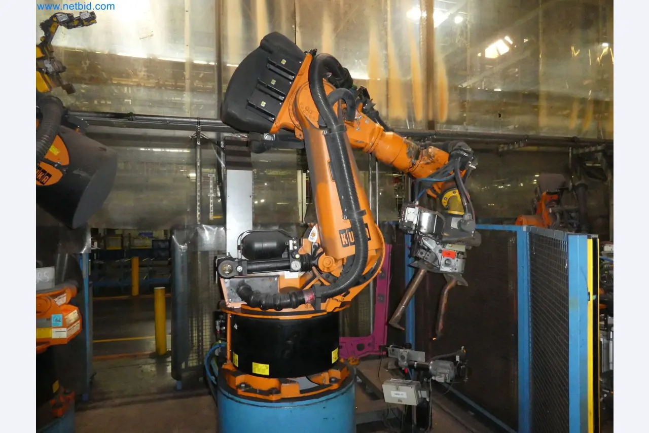 Robots, welding equipment and assembly accessories from the automotive industry-33
