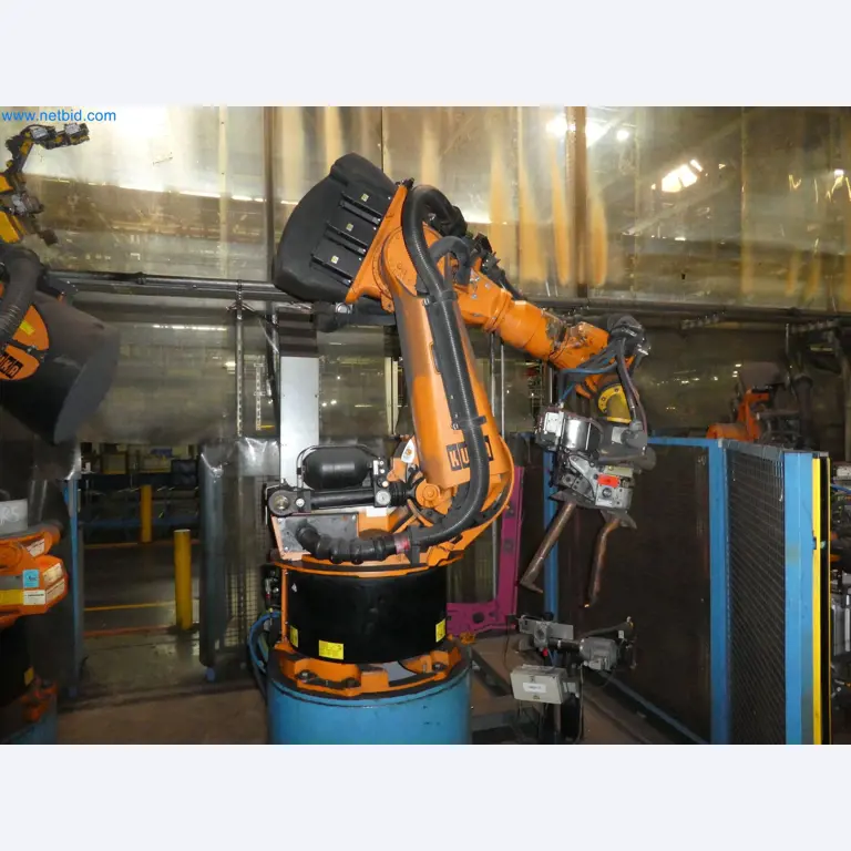 Robots, welding equipment and assembly accessories from the automotive industry-33