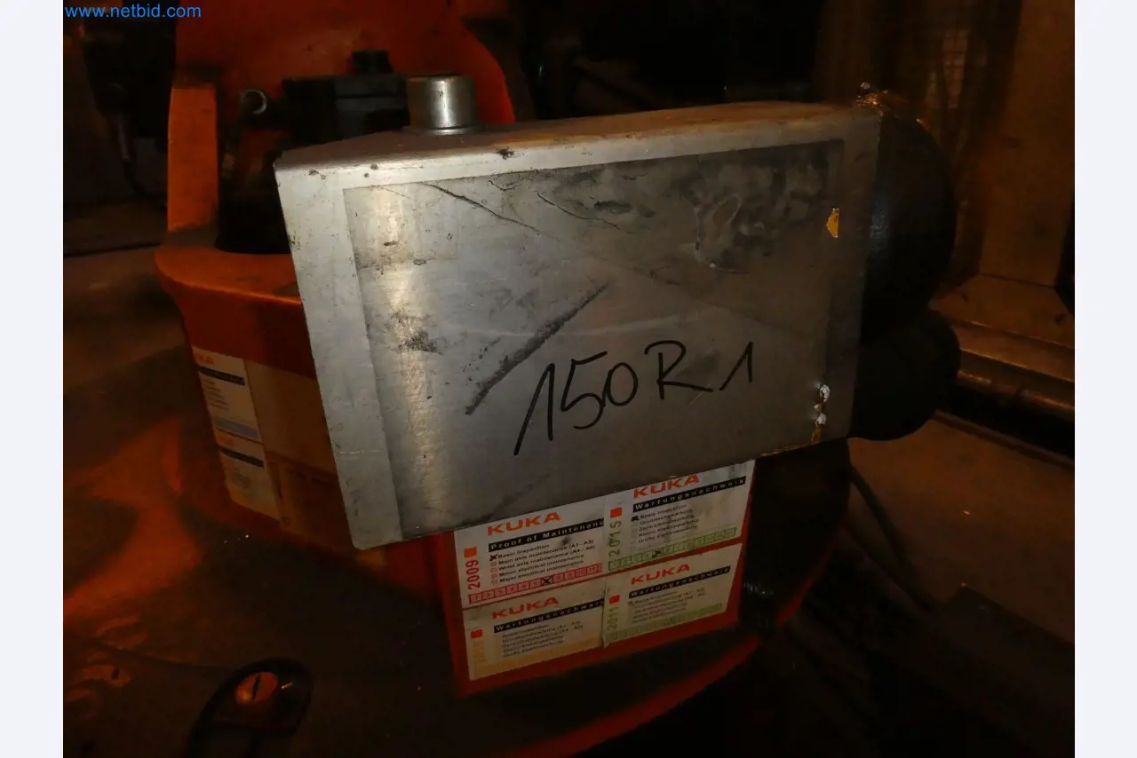 Robots, welding equipment and assembly accessories from the automotive industry-36