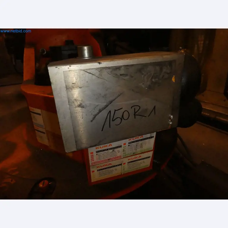 Robots, welding equipment and assembly accessories from the automotive industry-36