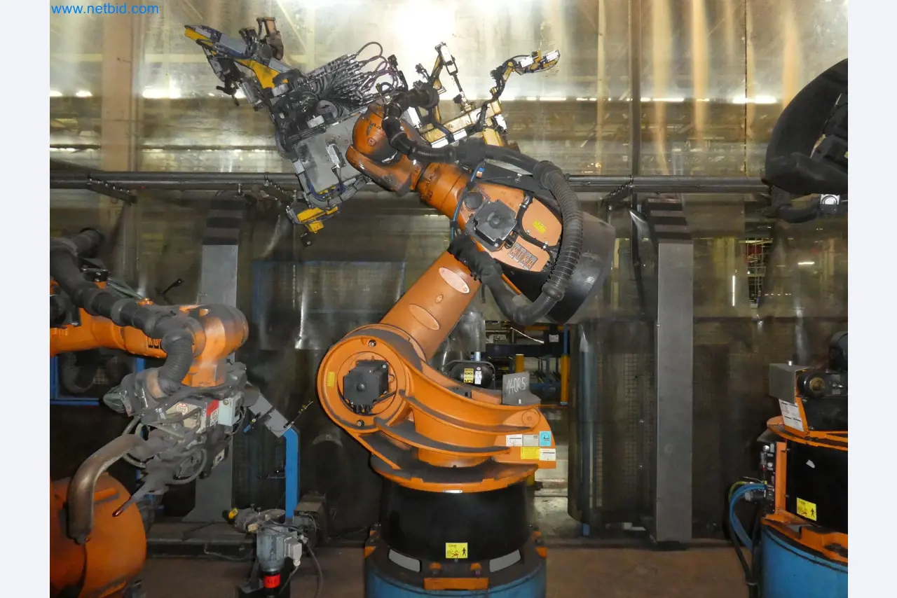 Robots, welding equipment and assembly accessories from the automotive industry-37