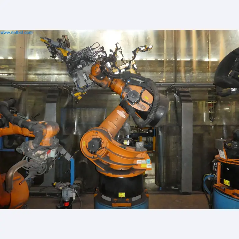 Robots, welding equipment and assembly accessories from the automotive industry-37