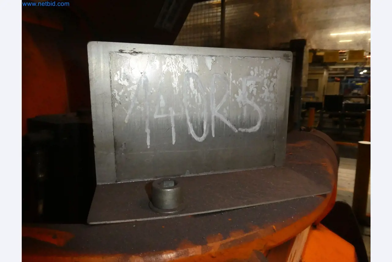 Robots, welding equipment and assembly accessories from the automotive industry-39