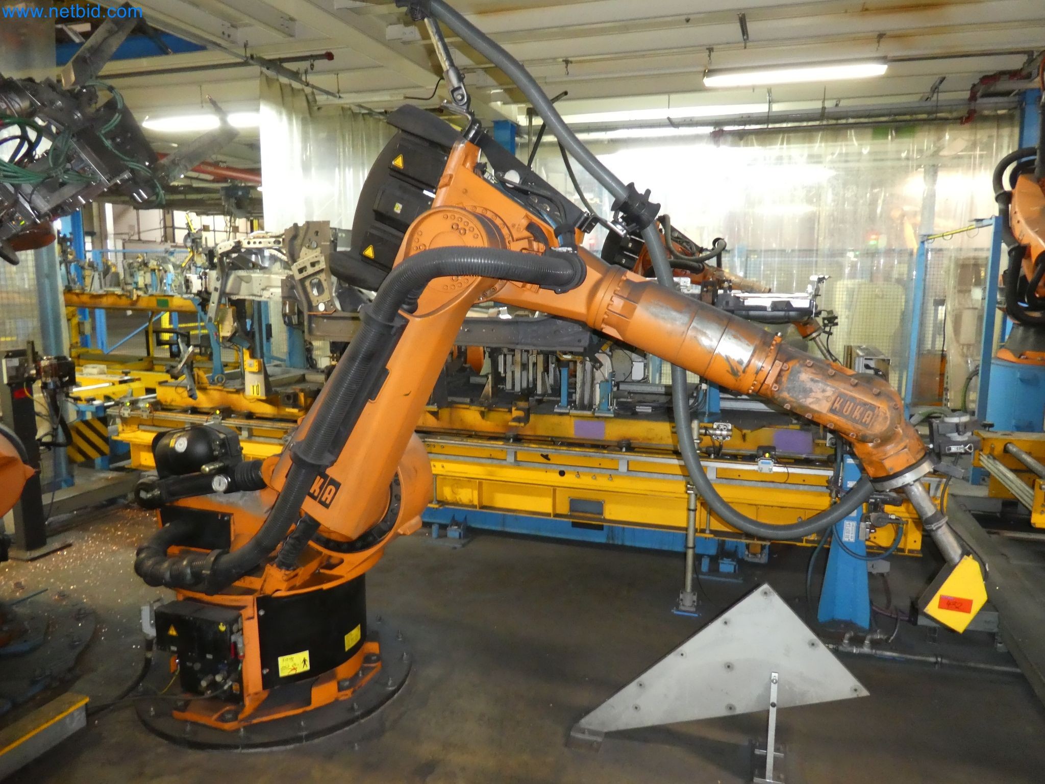 Robots, welding equipment and assembly accessories from the automotive industry-3