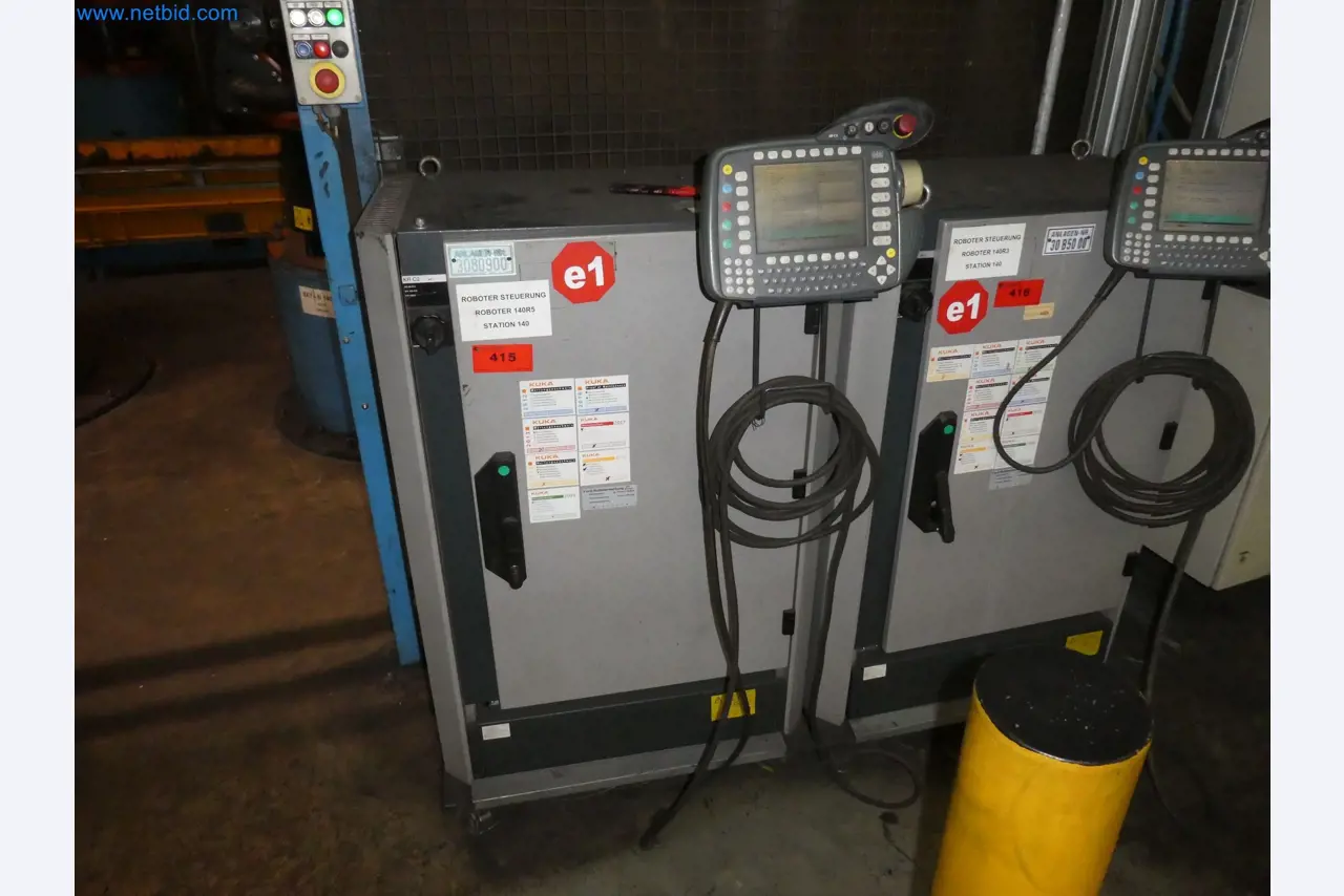 Robots, welding equipment and assembly accessories from the automotive industry-40