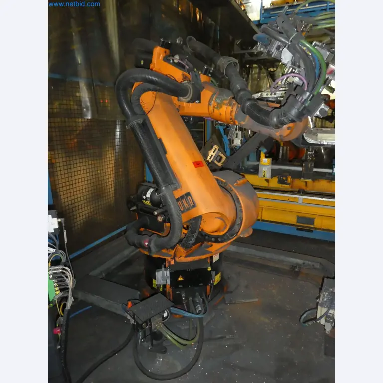 Robots, welding equipment and assembly accessories from the automotive industry-48