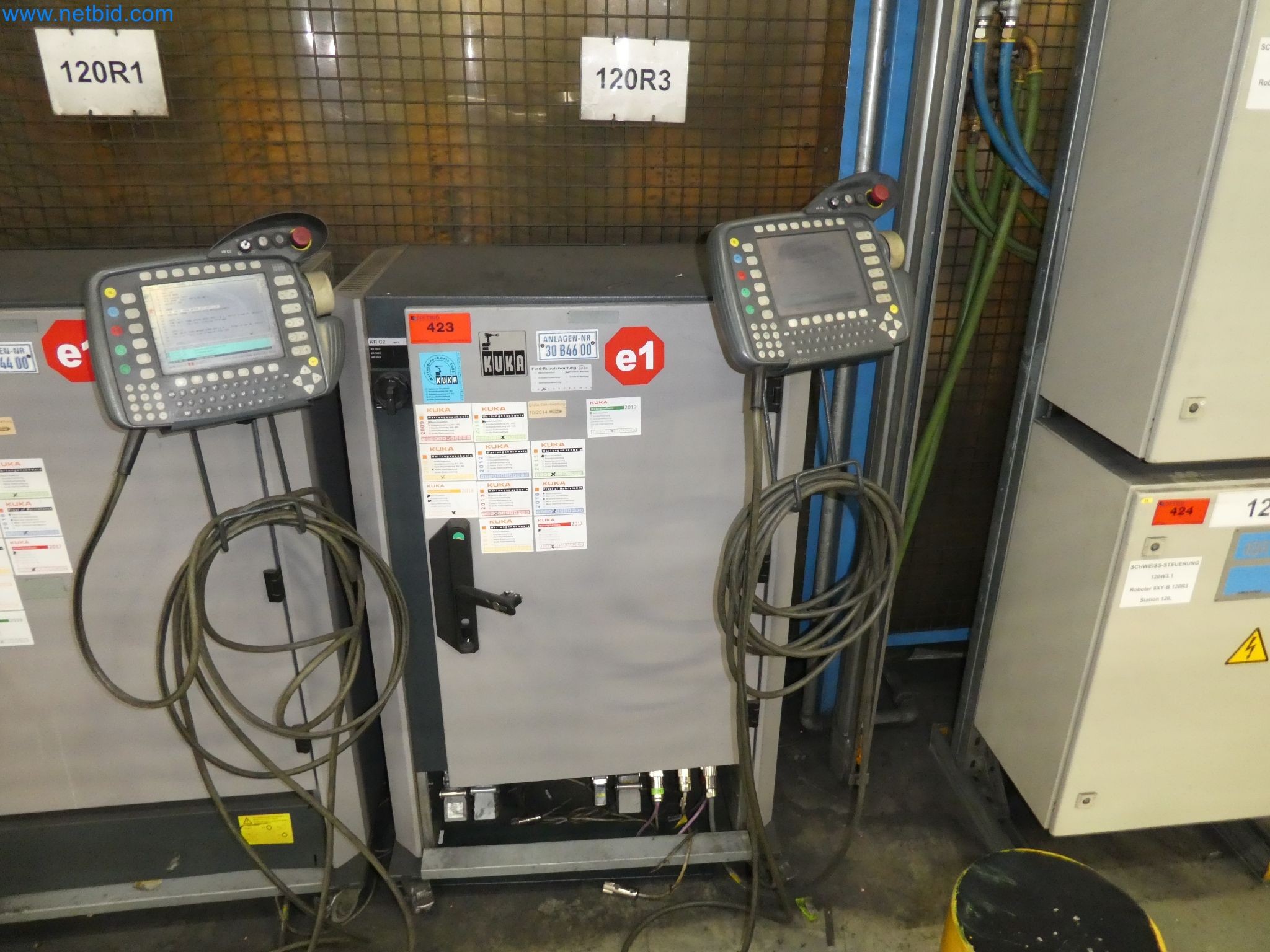 Robots, welding equipment and assembly accessories from the automotive industry-54