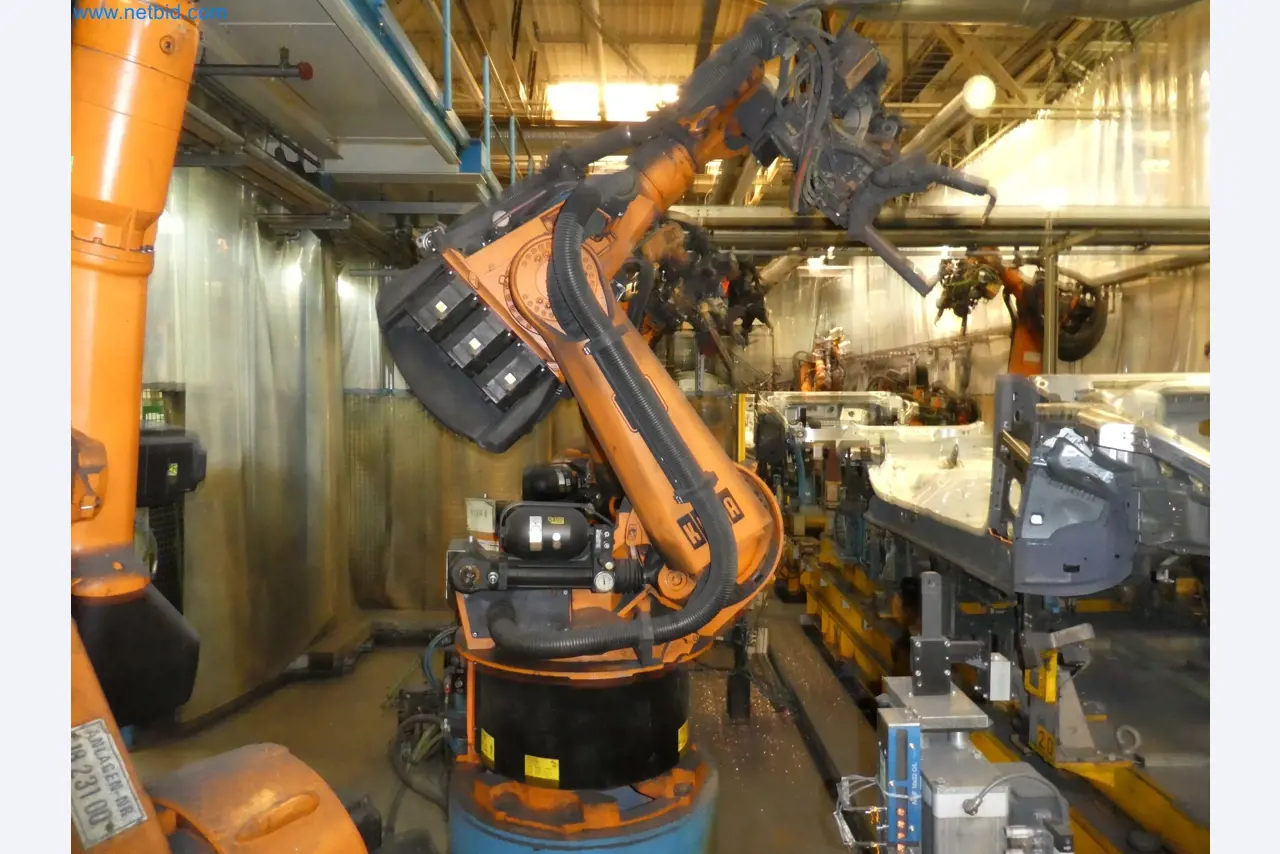 Robots, welding equipment and assembly accessories from the automotive industry-81