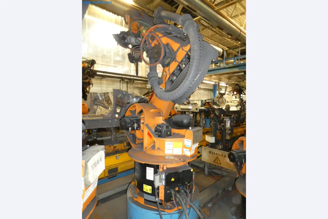 Robots, welding equipment and assembly accessories from the automotive industry-83