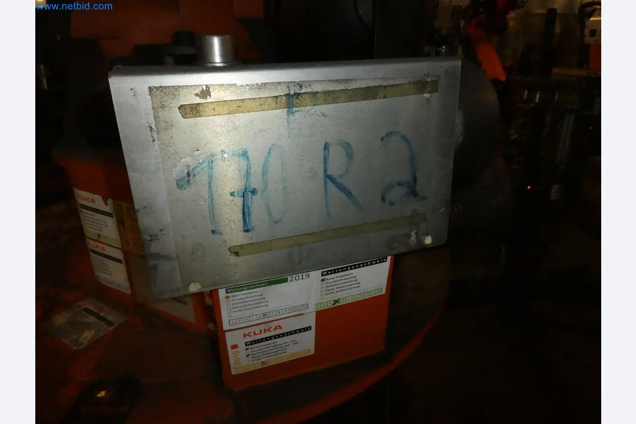 Robots, welding equipment and assembly accessories from the automotive industry-84