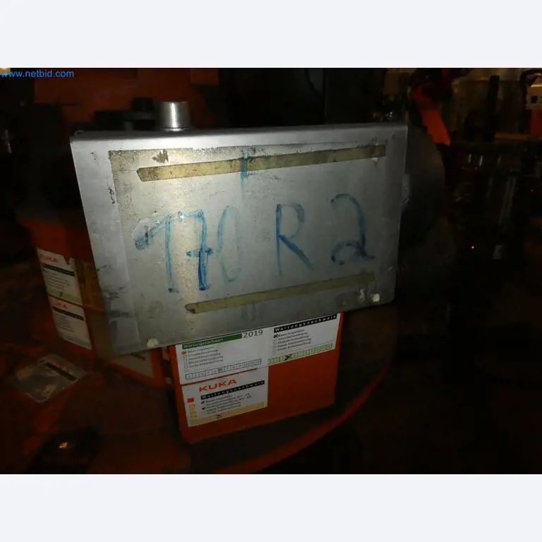 Robots, welding equipment and assembly accessories from the automotive industry-84