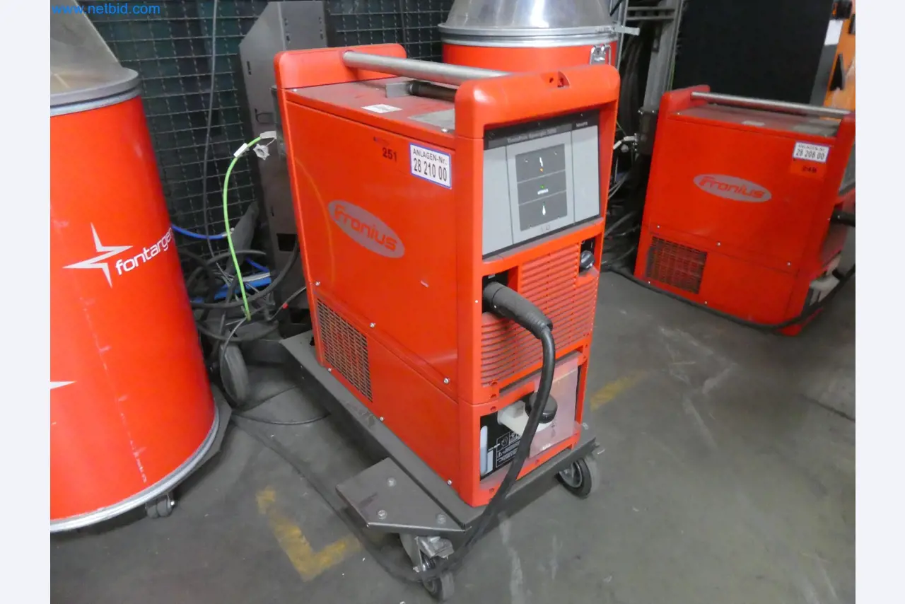 Robots, welding equipment and assembly accessories from the automotive industry-1