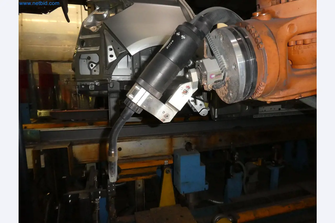 Robots, welding equipment and assembly accessories from the automotive industry-4