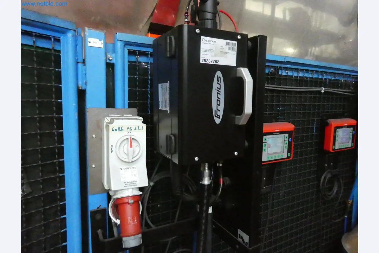 Robots, welding equipment and assembly accessories from the automotive industry-6