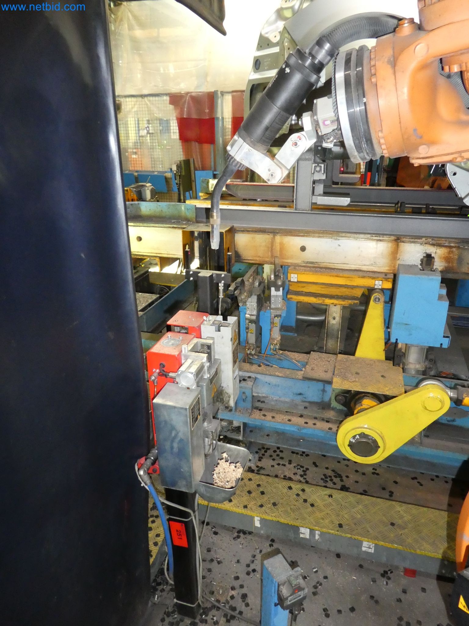 Robots, welding equipment and assembly accessories from the automotive industry-7