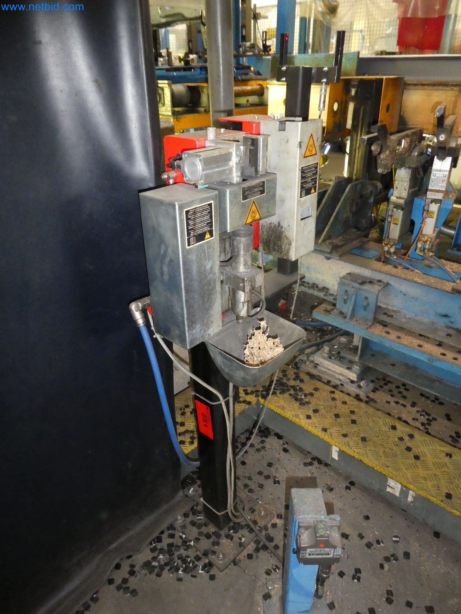 Robots, welding equipment and assembly accessories from the automotive industry-8