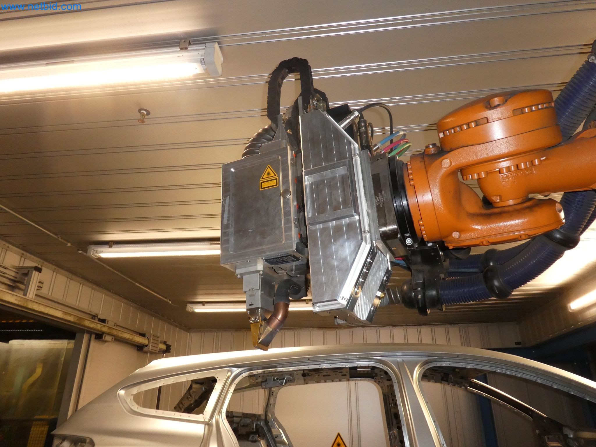 Roboti, varilna oprema in pripomočki za montažo iz avtomobilske industrije-10