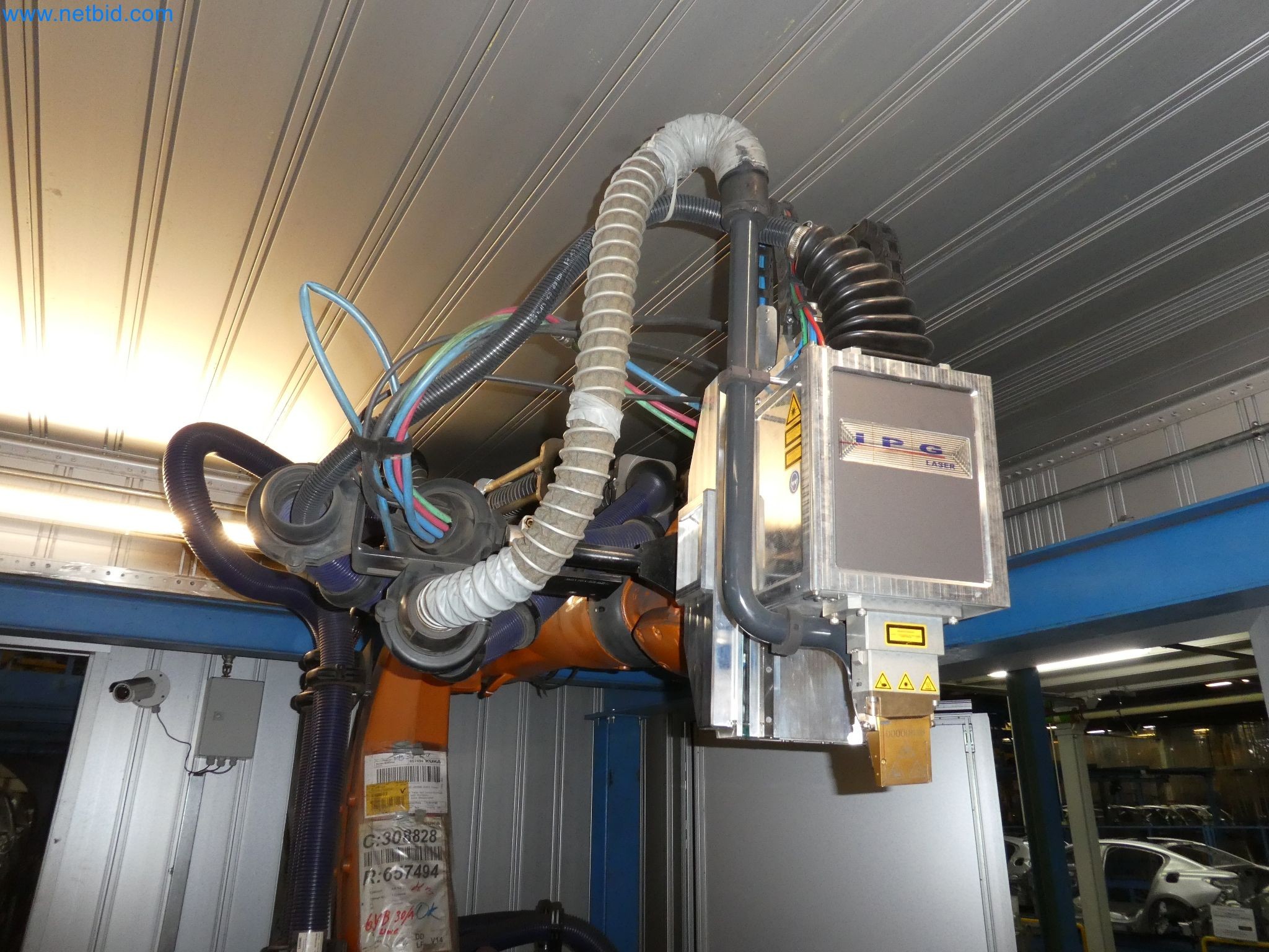 Roboti, varilna oprema in pripomočki za montažo iz avtomobilske industrije-1