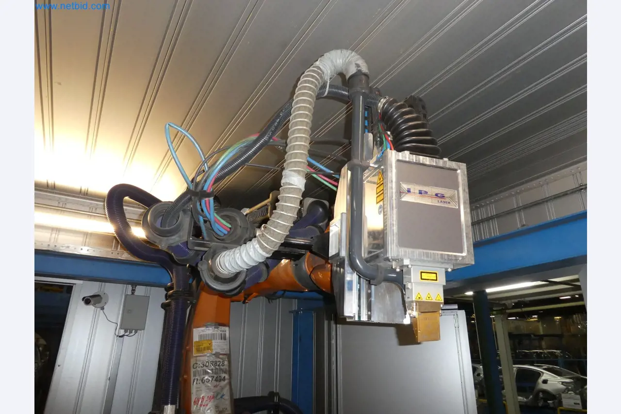 Roboti, varilna oprema in pripomočki za montažo iz avtomobilske industrije-1