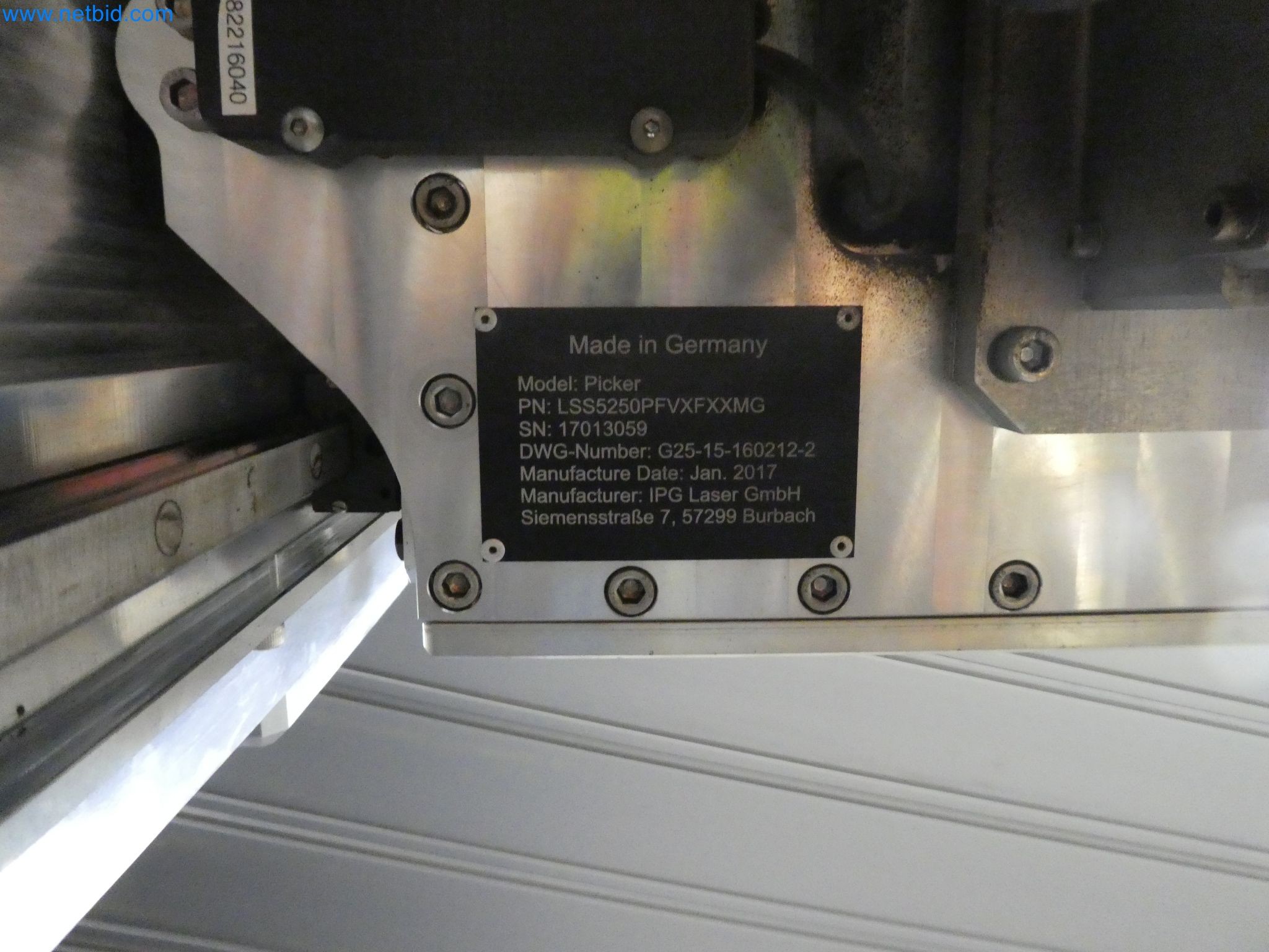 Roboti, varilna oprema in pripomočki za montažo iz avtomobilske industrije-3