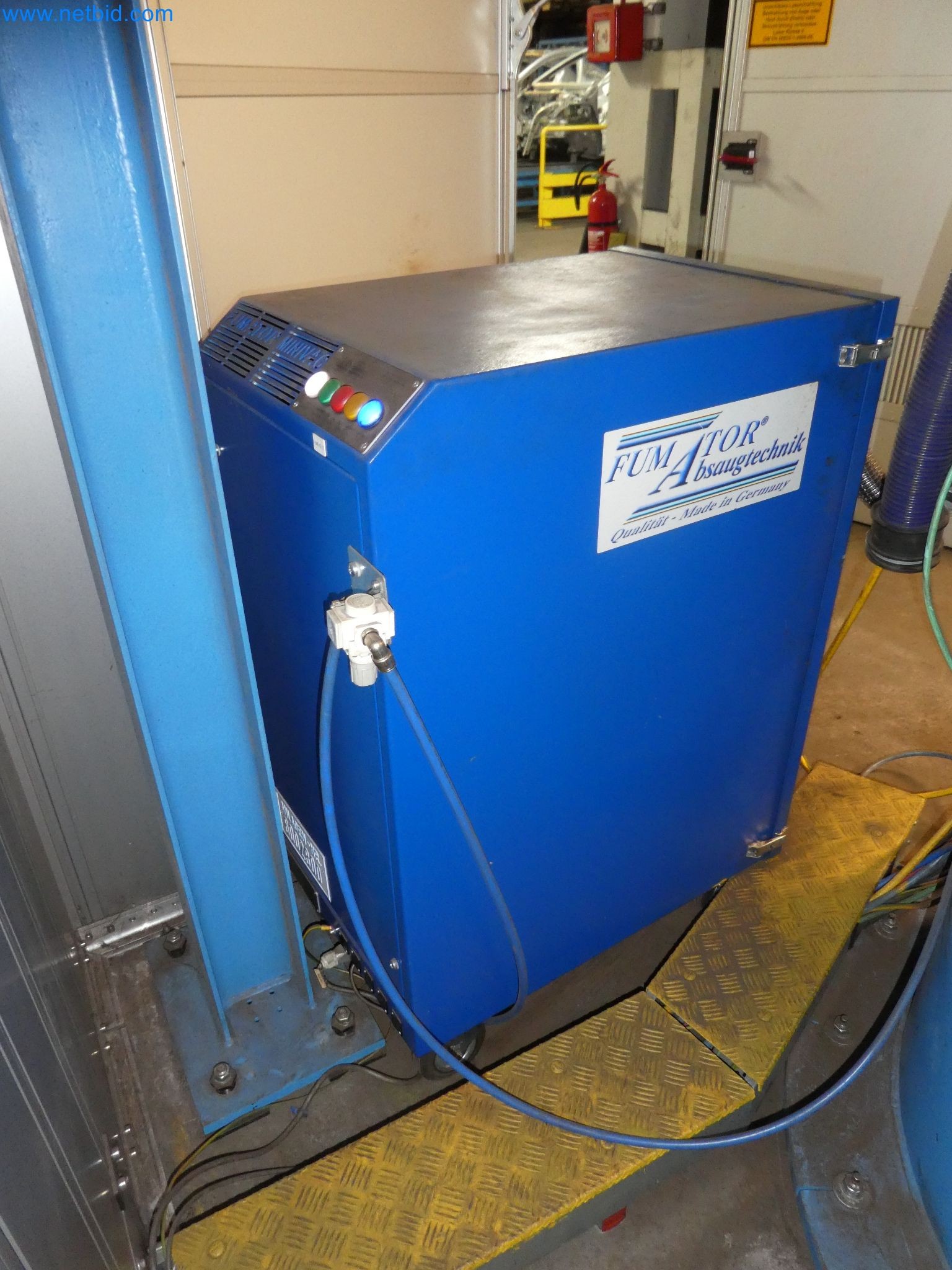 Roboti, varilna oprema in pripomočki za montažo iz avtomobilske industrije-4