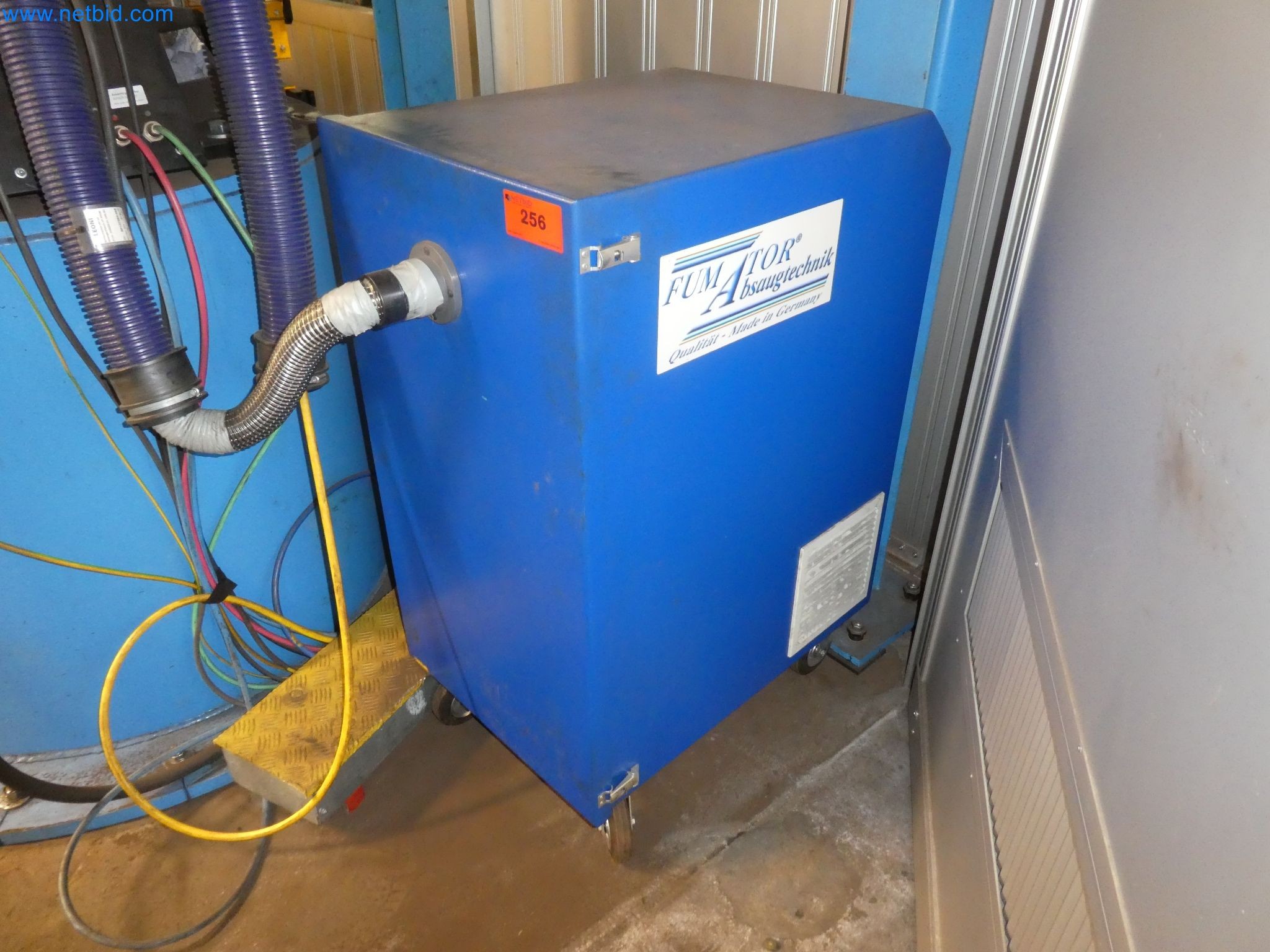 Roboti, varilna oprema in pripomočki za montažo iz avtomobilske industrije-5