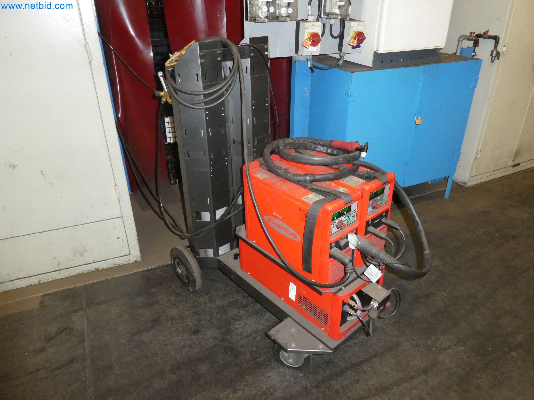 Roboti, varilna oprema in pripomočki za montažo iz avtomobilske industrije-4