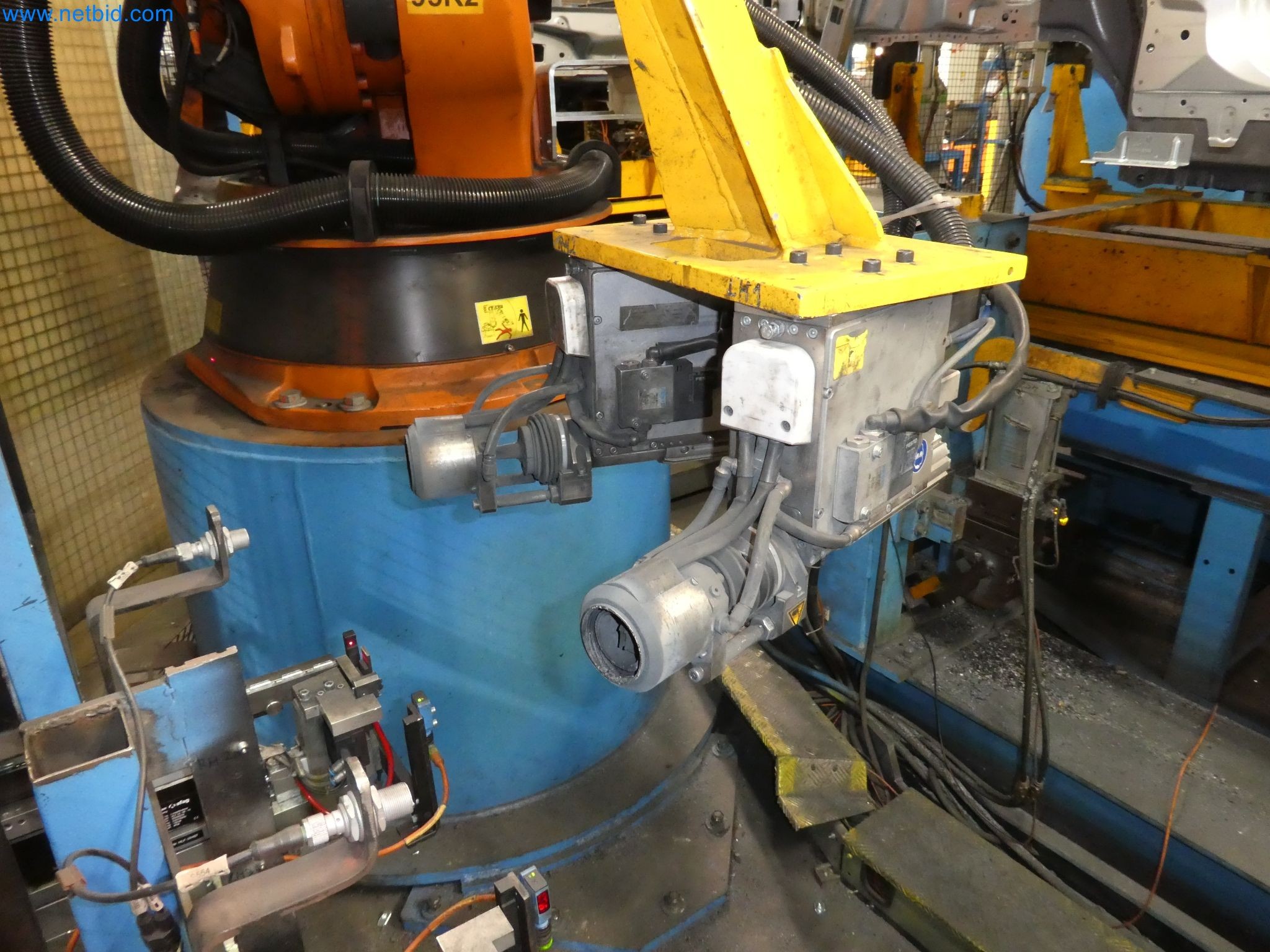 Robots, equipos de soldadura y accesorios de montaje de la industria del automóvil-1