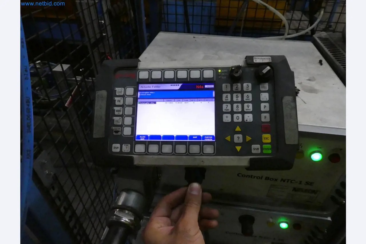 Robots, equipos de soldadura y accesorios de montaje de la industria del automóvil-6