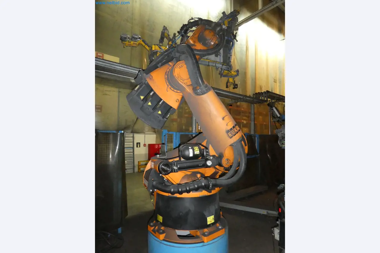Robots, welding equipment and assembly accessories from the automotive industry-109