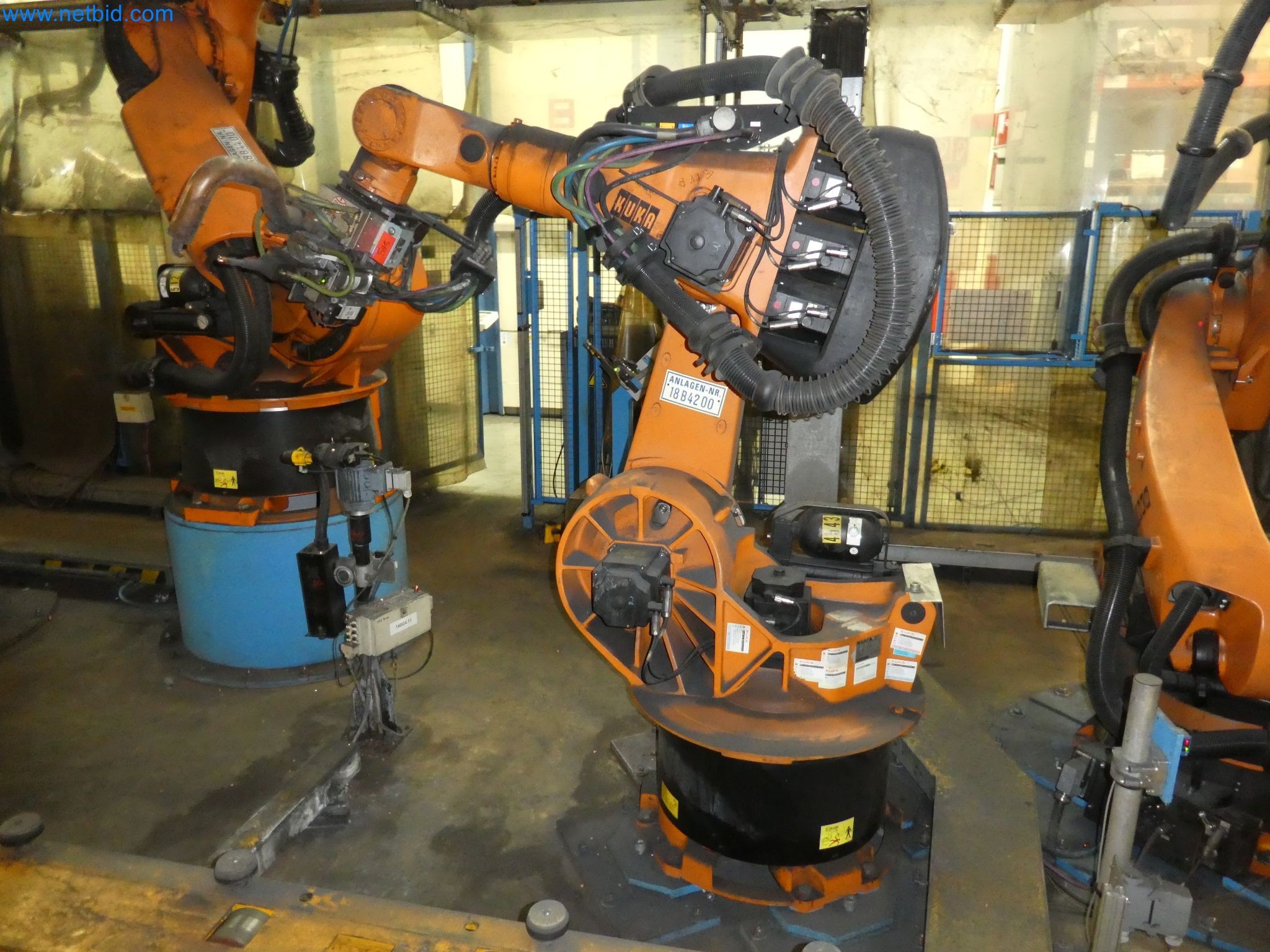 Robots, welding equipment and assembly accessories from the automotive industry-112