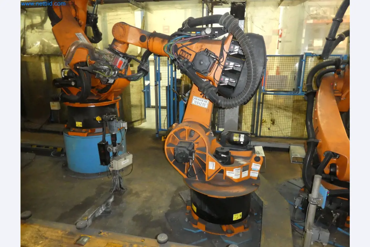 Robots, welding equipment and assembly accessories from the automotive industry-112
