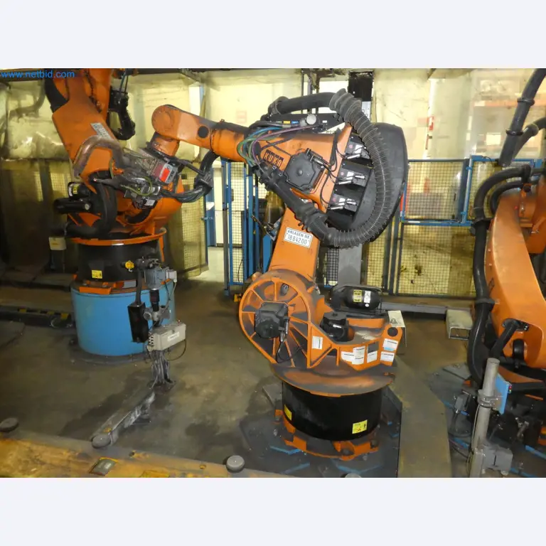 Robots, welding equipment and assembly accessories from the automotive industry-112