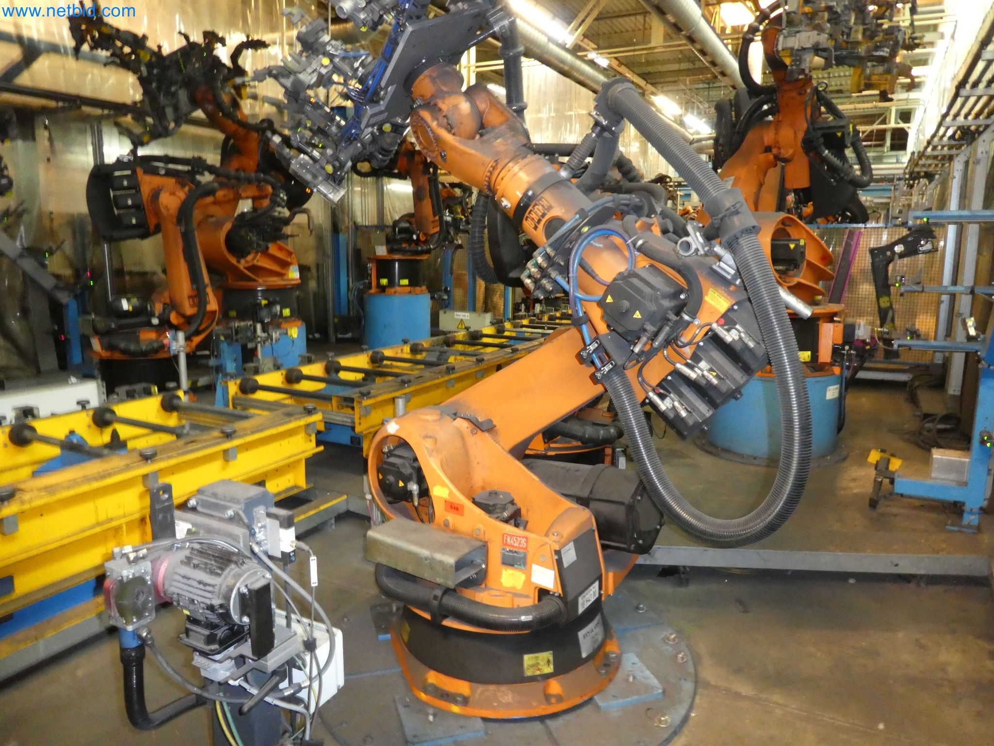 Robots, welding equipment and assembly accessories from the automotive industry-115