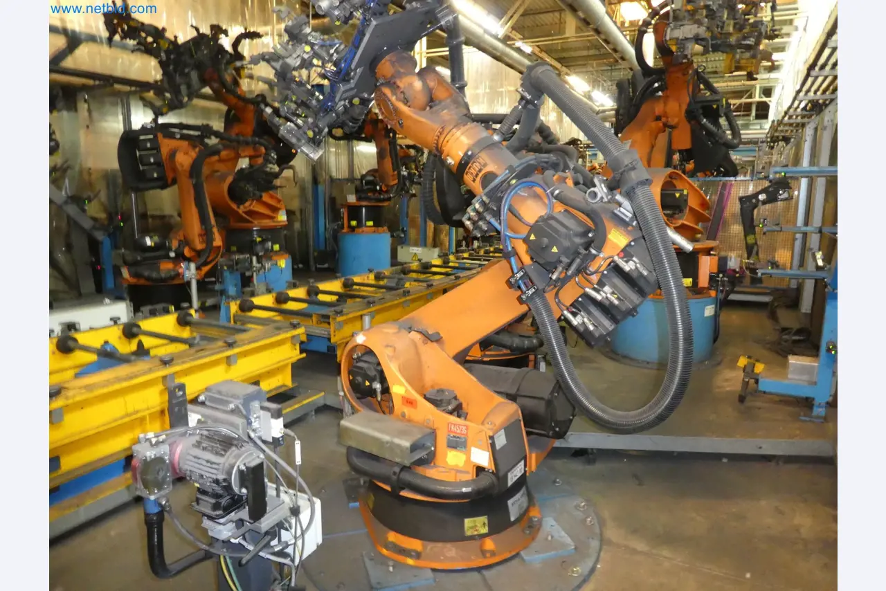 Robots, welding equipment and assembly accessories from the automotive industry-115