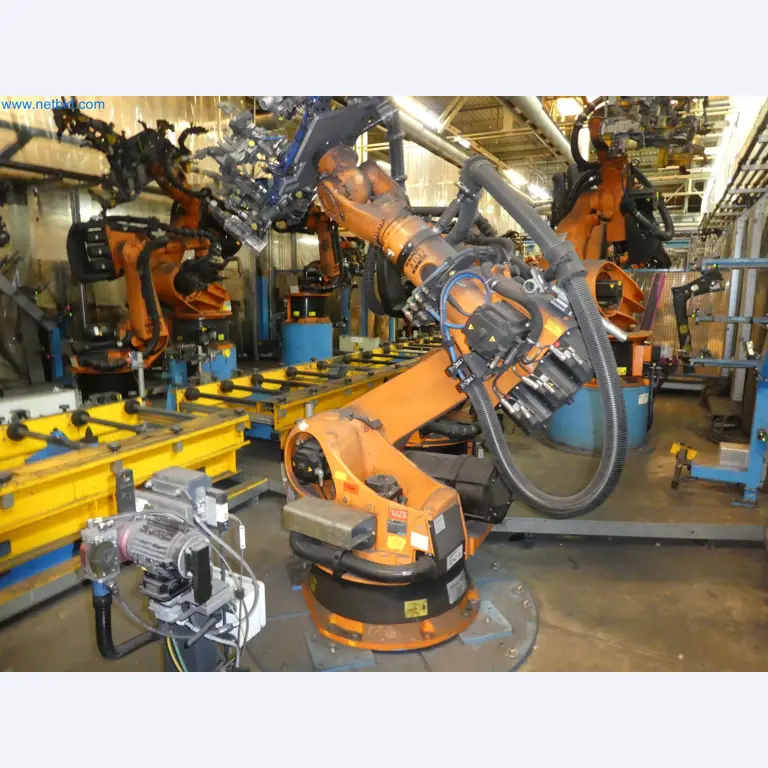 Robots, welding equipment and assembly accessories from the automotive industry-115