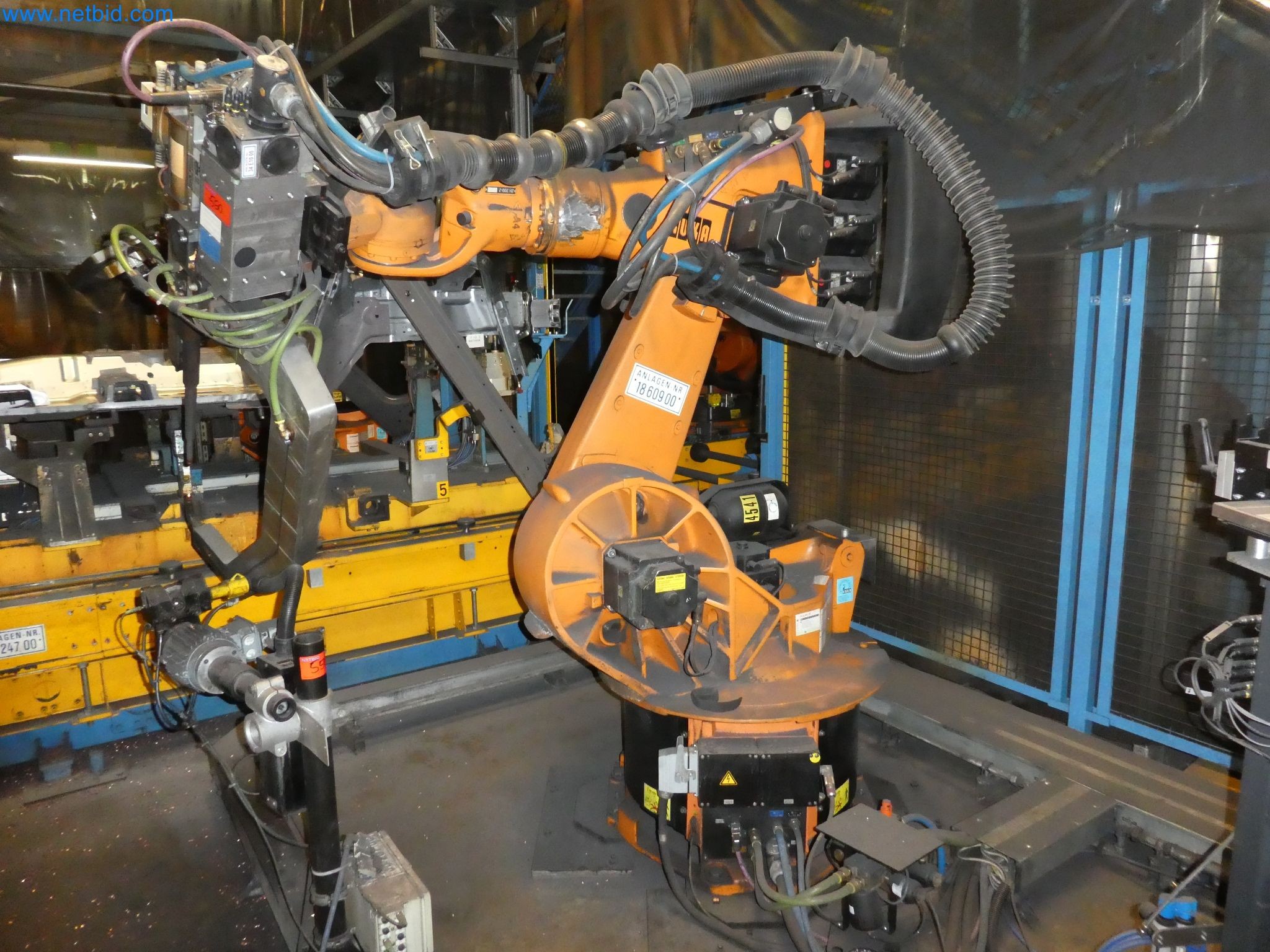 Robots, welding equipment and assembly accessories from the automotive industry-118
