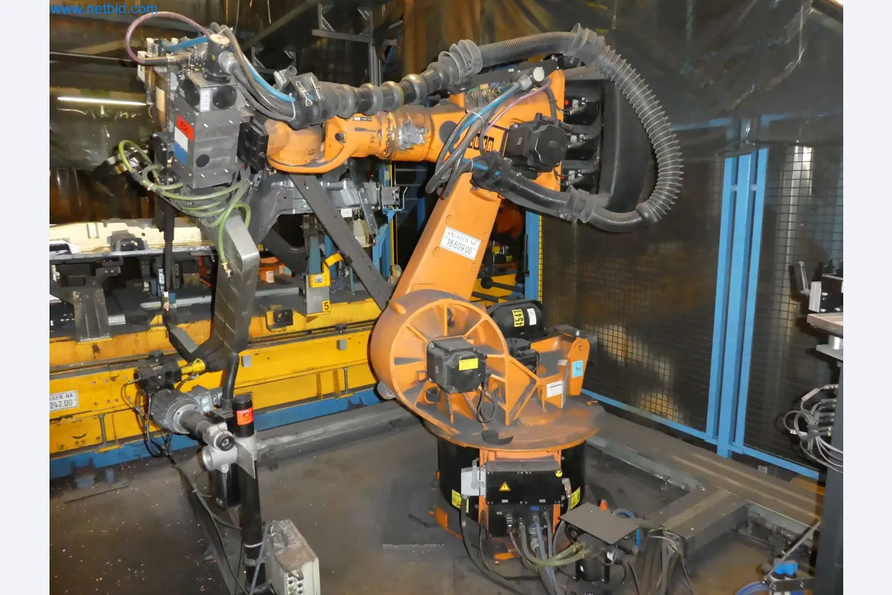 Robots, welding equipment and assembly accessories from the automotive industry-118