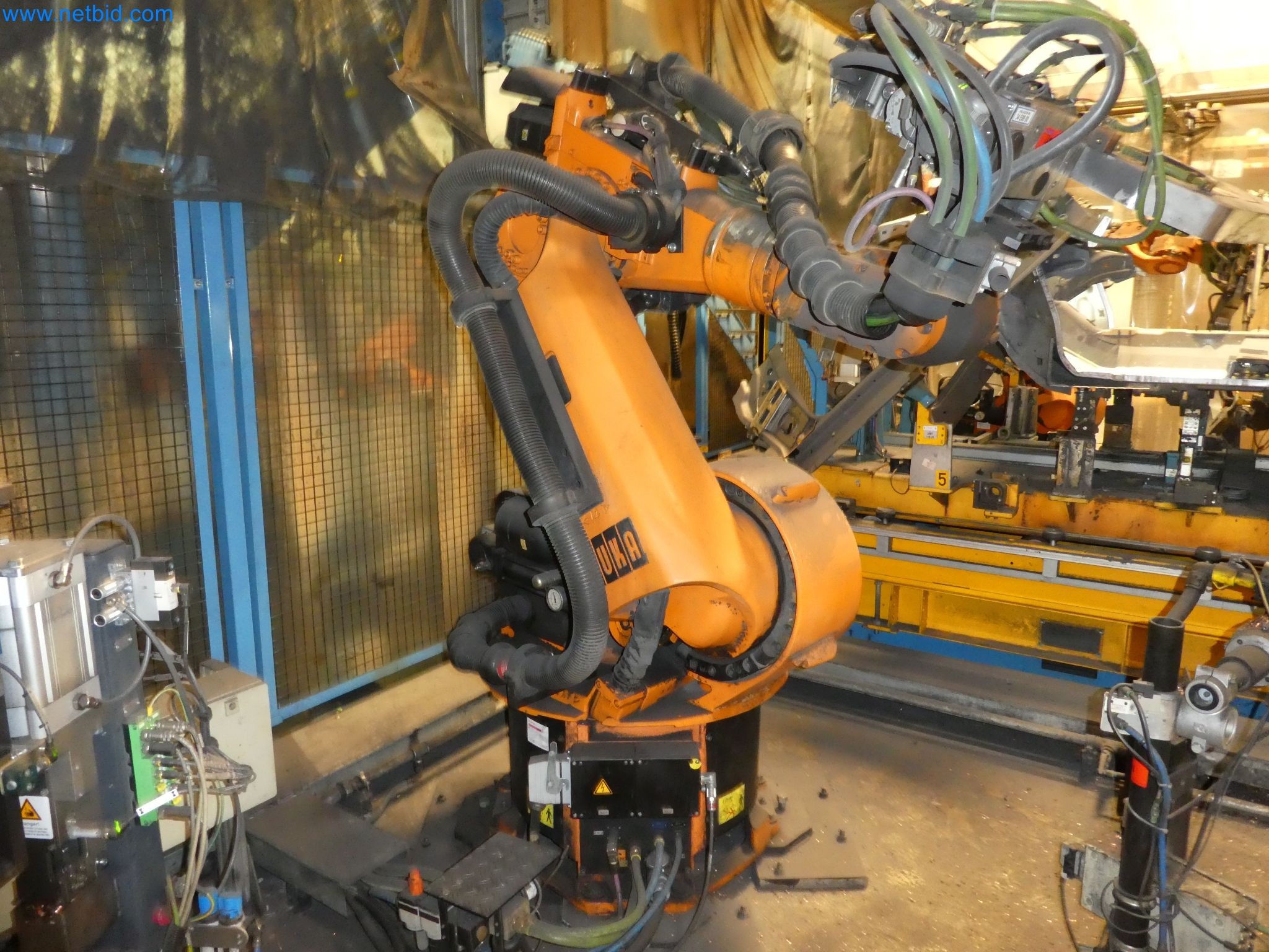 Robots, welding equipment and assembly accessories from the automotive industry-11